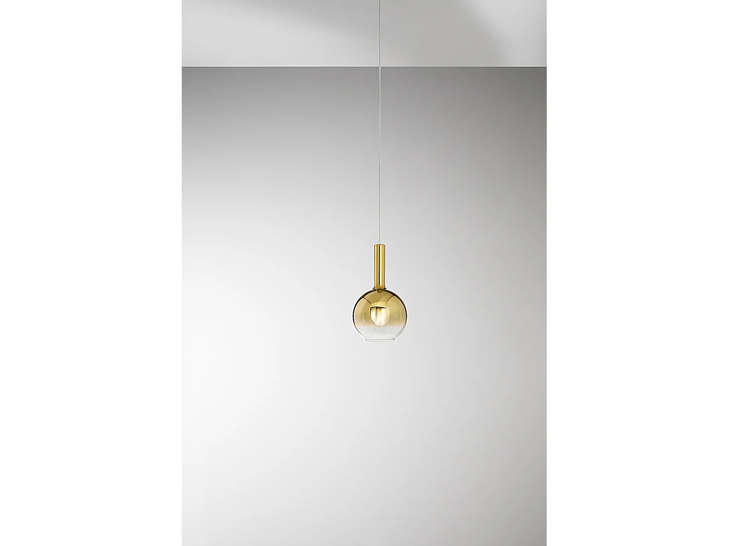 Lampa wisząca ze szkła borokrzemianowego, lustrzane złoto, gniazdo E27, nowoczesny design, regulowany kabel, średnica 20 cm, IP20 marki Perenz