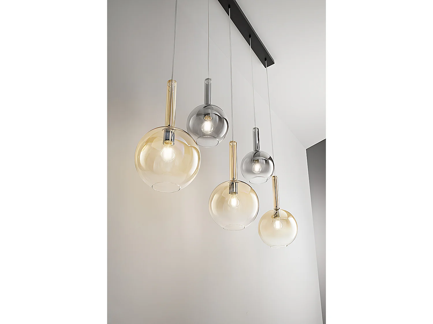 Suspensão em vidro borossilicato âmbar transparente 1x40W E27, design moderno com cabo ajustável, ideal para iluminação de interior - Perenz
