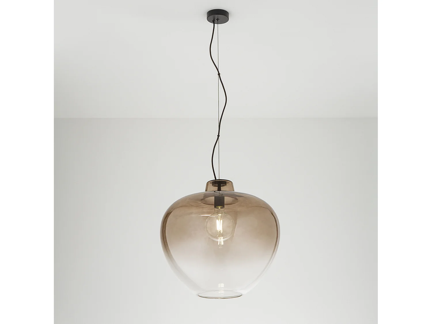 10S46667 E hanglamp van geblazen glas, modern design met getinte bruine spiegelafwerking en matzwart metalen frame, E27 - Perenz