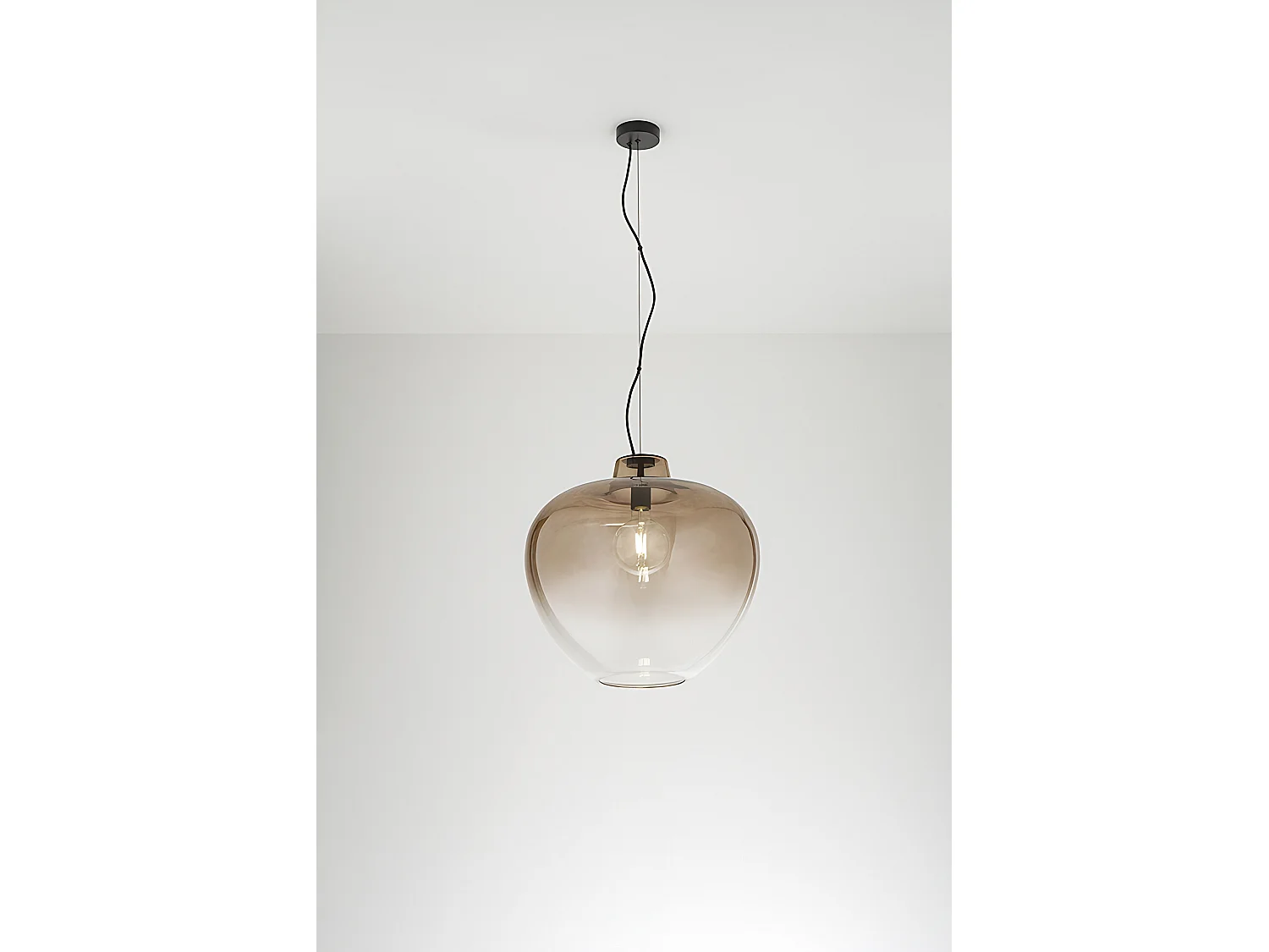Lampa wisząca z dmuchanego szkła 10S46667 E, nowoczesny design, lustrzane brązowe wykończenie i czarna matowa metalowa konstrukcja, E27 - Perenz