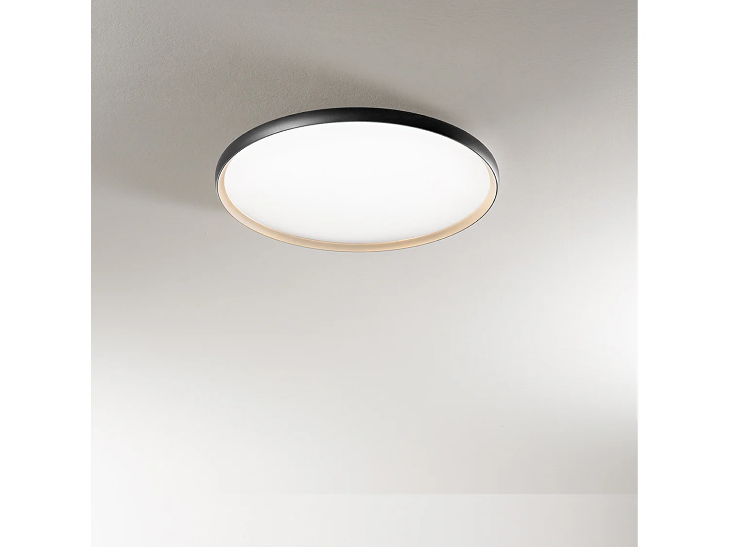 Plafonier LED Circular em Metal Preto Mate e Ouro, 45W CCT Regulável, Diâmetro 58,5 cm, Iluminação de Design de Interiores - Marca Perenz