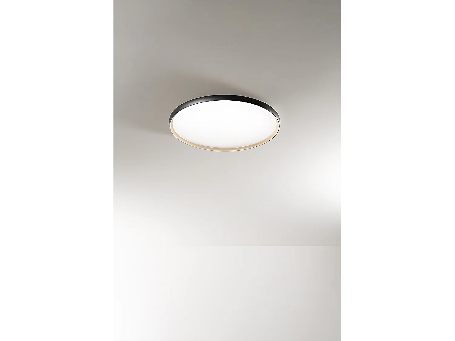 Plafonier LED Circular em Metal Preto Mate e Ouro, 45W CCT Regulável, Diâmetro 58,5 cm, Iluminação de Design de Interiores - Marca Perenz