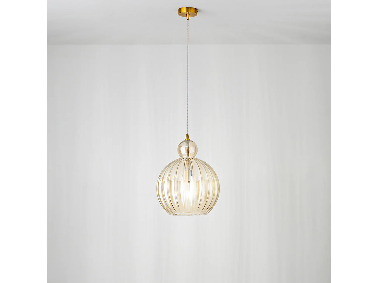 Hanglamp van cognacbruin glas, modern design met gepolijst messing frame, E27 fitting, diameter 25 cm, hoogte 182 cm - Perenz