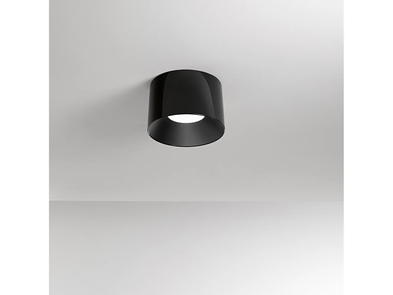 Plafonier LED cilíndrico moderno em metal preto brilhante, 24W regulável CCT, diâmetro 35 cm, alta eficiência luminosa CRI 80 da marca Perenz