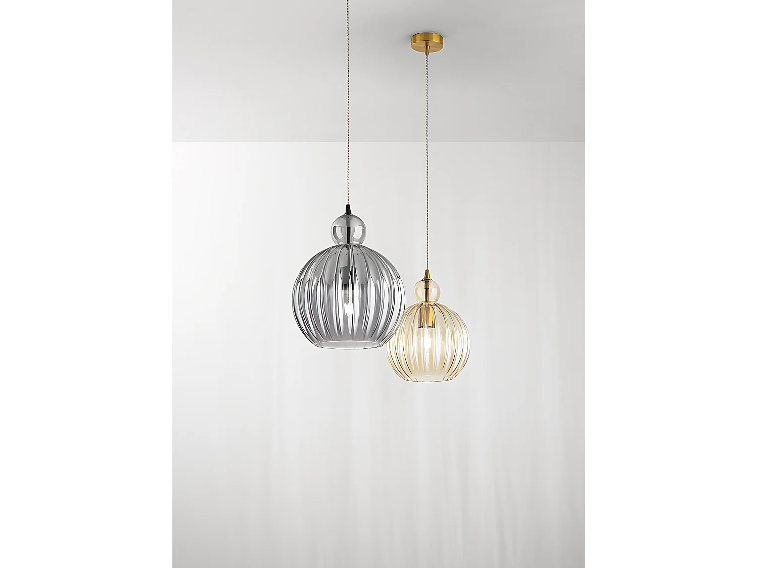 Pendelleuchte aus plissiertem rauchfarbenem Spiegelglas, Metall/Aluminium schwarz, E27, Ø32 cm, Höhe 191 cm - Perenz