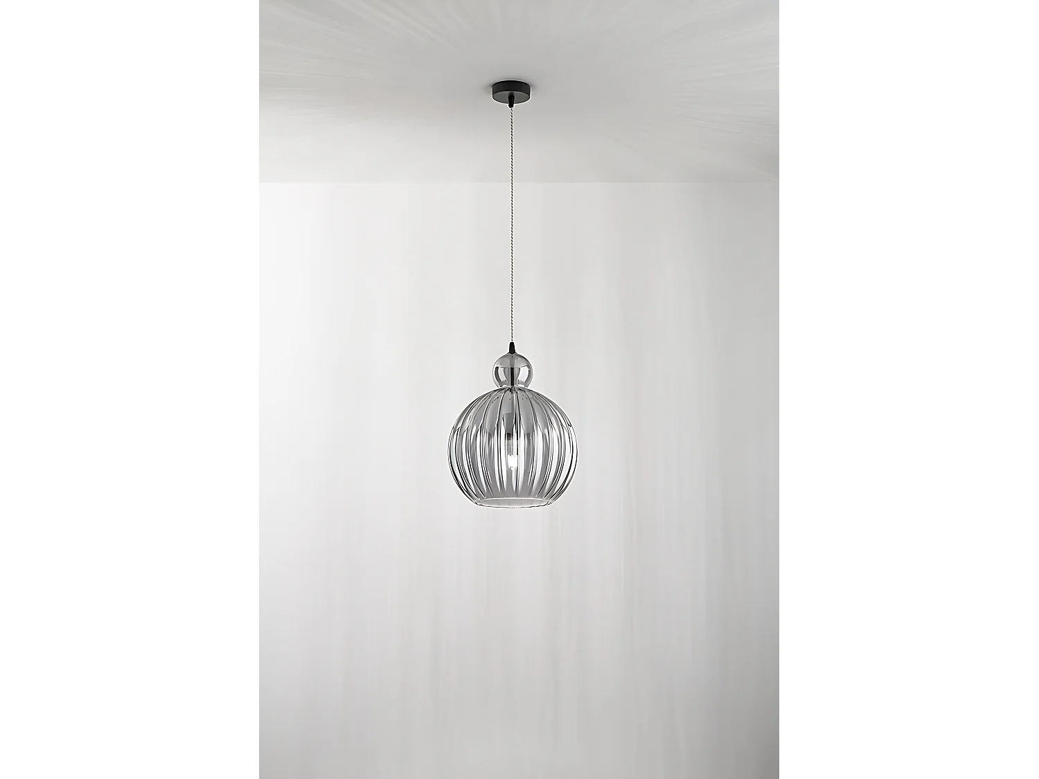 Pendelleuchte aus plissiertem rauchfarbenem Spiegelglas, Metall/Aluminium schwarz, E27, Ø32 cm, Höhe 191 cm - Perenz