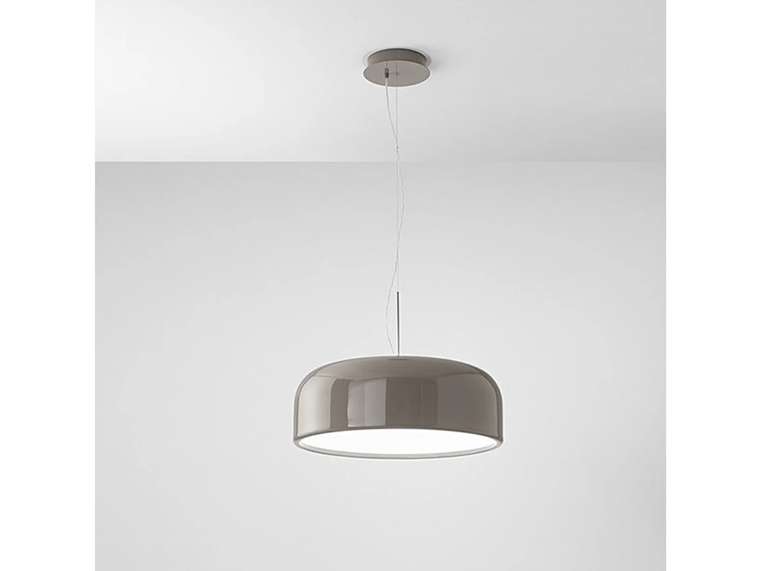 Pendelleuchte aus poliertem, taubengrauem Metall mit integrierter, dimmbarer CCT-LED, Durchmesser 48,5 cm, höhenverstellbar bis 318 cm - Perenz
