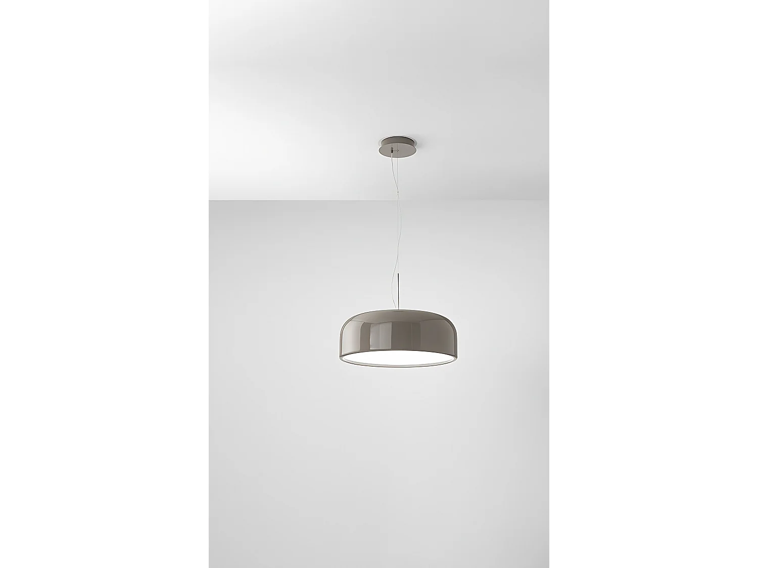 Pendelleuchte aus poliertem, taubengrauem Metall mit integrierter, dimmbarer CCT-LED, Durchmesser 48,5 cm, höhenverstellbar bis 318 cm - Perenz
