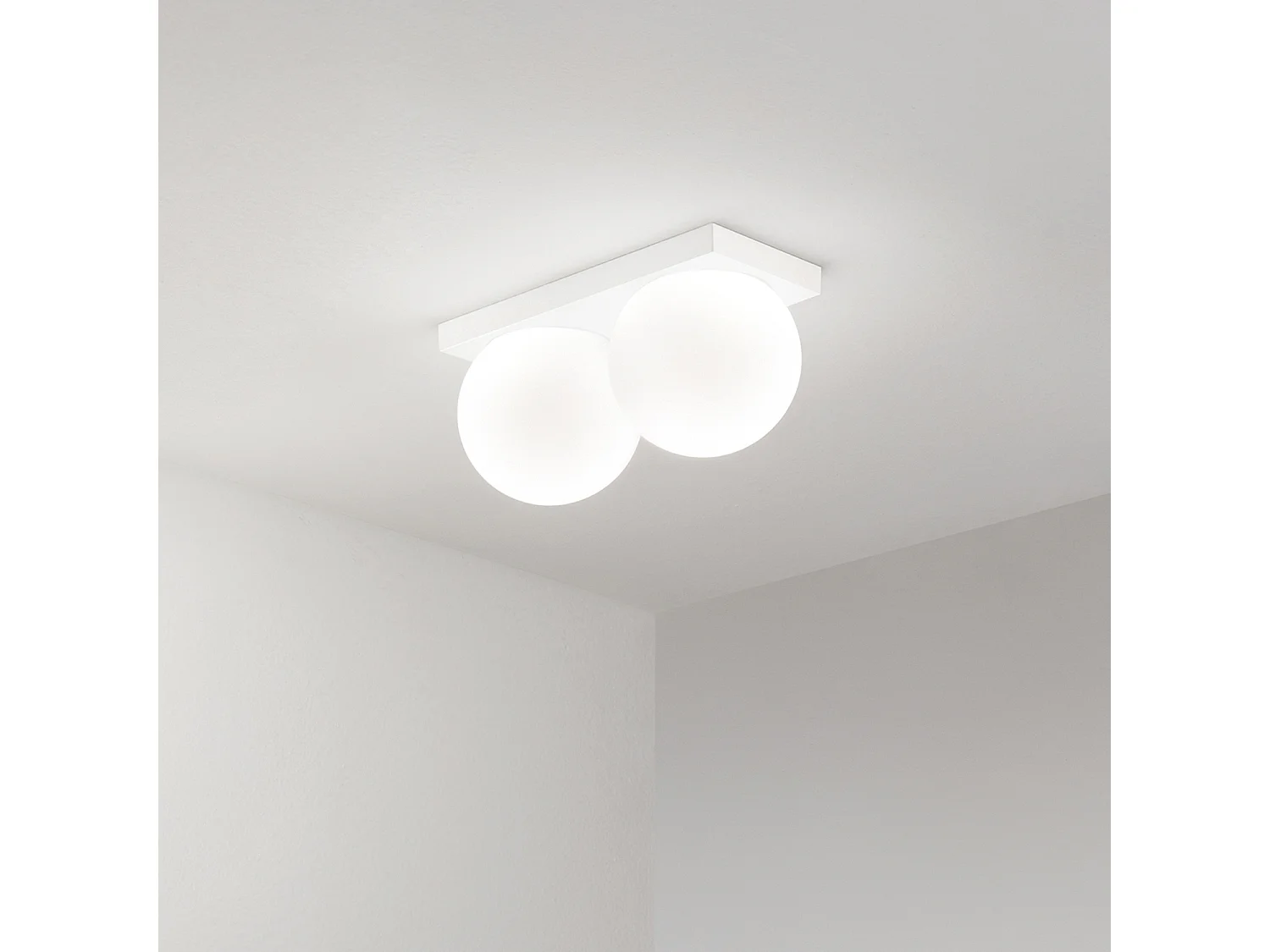 8378 Serie LED Plafondlamp in Mat Wit Metaal, 2x8W 3000K, Modern Design met Satijn Geblazen Glazen Diffusers, IP40 - Perenz