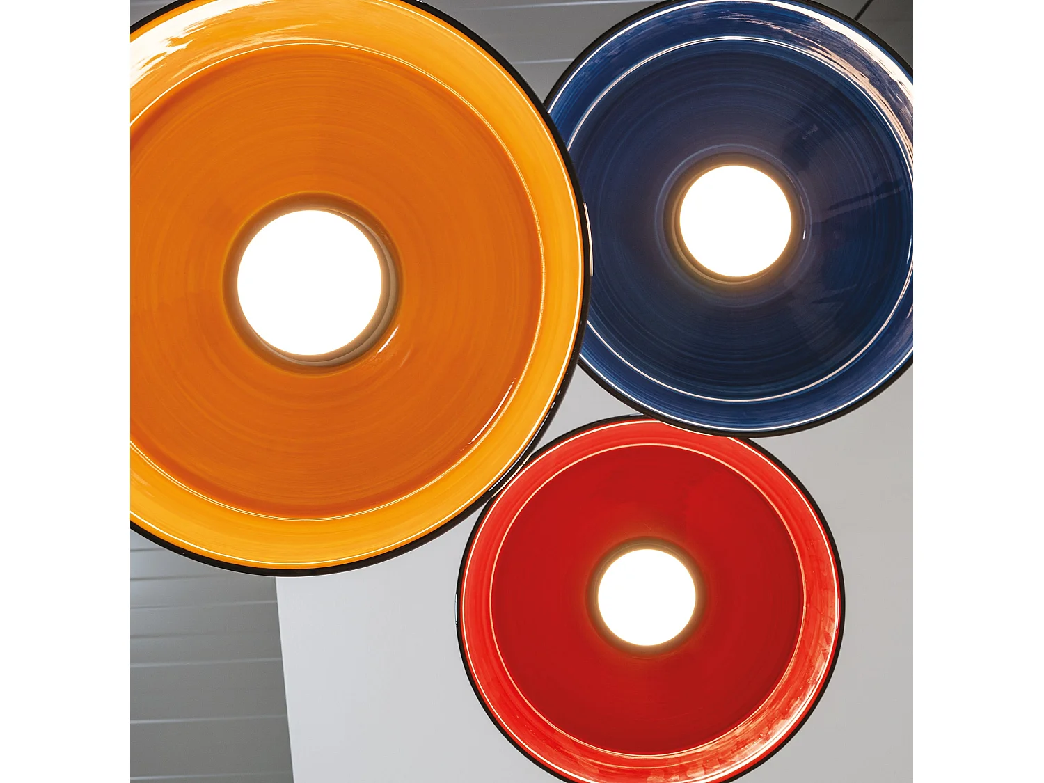 Lámpara colgante LED Circus Black, cerámica azul artesanal, 24 cm, 2700K, regulable TRIAC, alta eficiencia energética, iluminación de diseño.