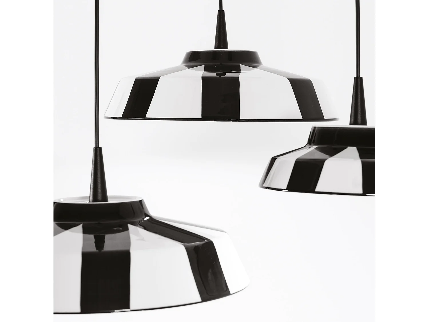 Circus LED pendellampe 8W keramik Fremstillet i Italien Ø 35 cm Indendørs Gul Sort-hvid stribet design til elegante interiører Høj kvalitet og sofistikeret