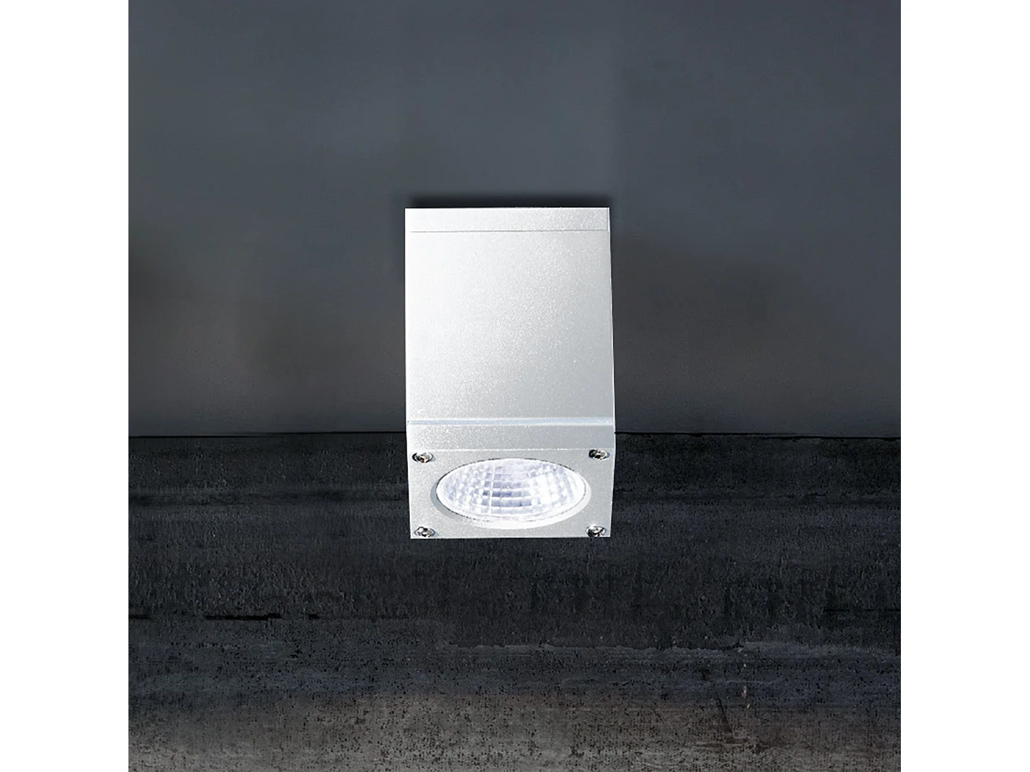 Lámpara de techo LED Sole Square para uso interior y exterior en aluminio blanco mate 6W IP54, diseño moderno, compacto y resistente.