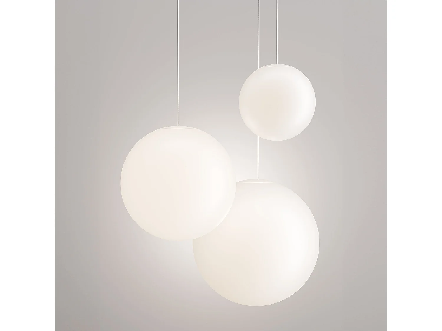 Sferis hanglamp, bolvormig, van satijnopaalglas met een frame van polycarbonaat, diameter 25 cm, totale hoogte 315 cm, minimalistisch design.