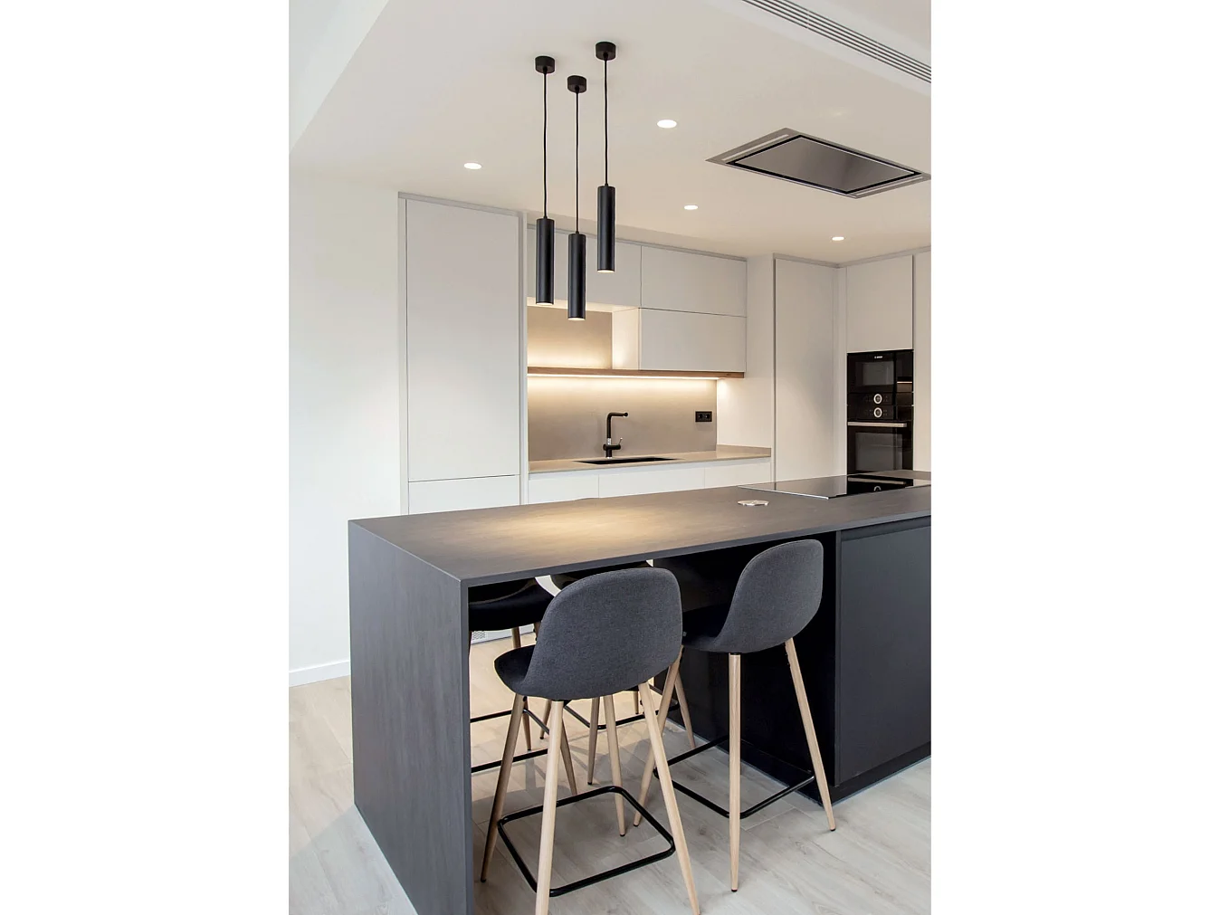 Beneito & Faure Atmos 7 pendellampe, matsort, rørformet, 2700K/3200K/4000K, afbryderteknologi, justerbar optik 15º/38º/60º