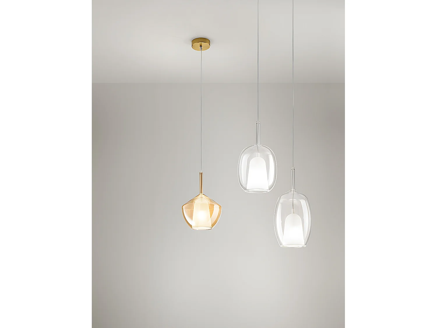 Pendellampe lavet af borosilikatglas, 20 x 27,5 cm, transparent ravfarvet, inklusive E27-fatning, serie 10S48250 - Perenz