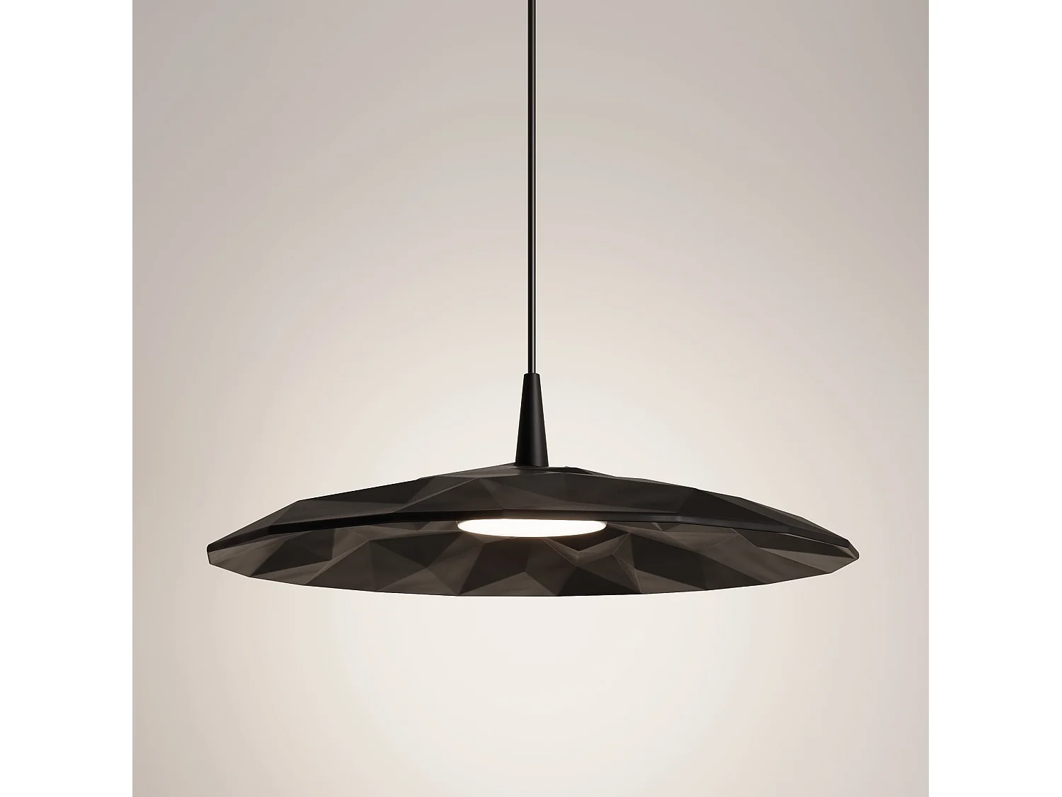 Candeeiro suspenso LED inclinado, design moderno com difusor em cerâmica artesanal, acabamento preto, 8W, 3000K, diâmetro 40cm, modelo Baby