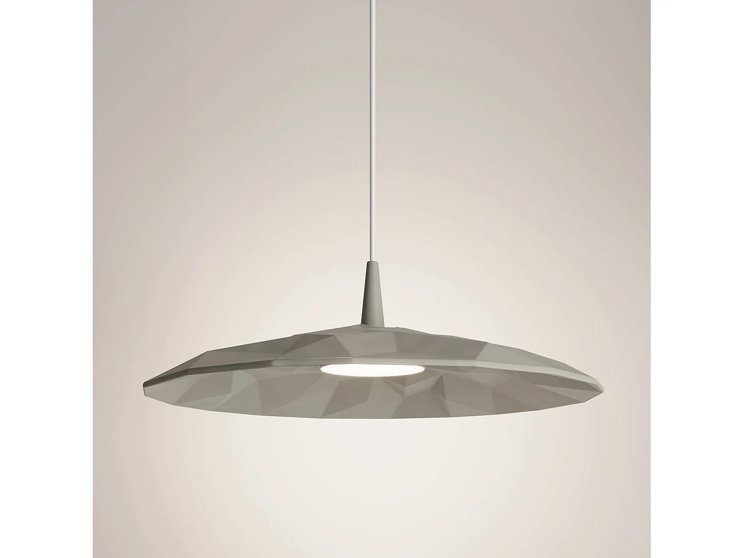 Schräge LED-Pendelleuchte aus grauer Keramik mit prismatischer Geometrie, 8 W, 3000 K, Durchmesser 40 cm, ideal für moderne Interieurs