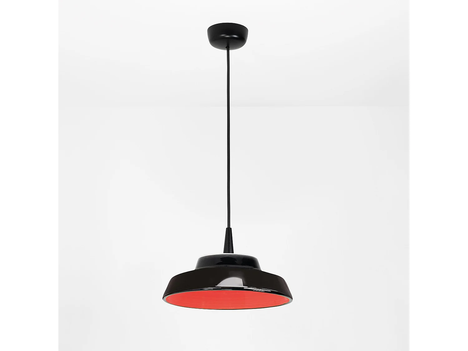 Candeeiro suspenso Circus Black LED 8W 3000K d.24 cm em cerâmica artesanal, cor vermelha, para interiores, design moderno e elegante.
