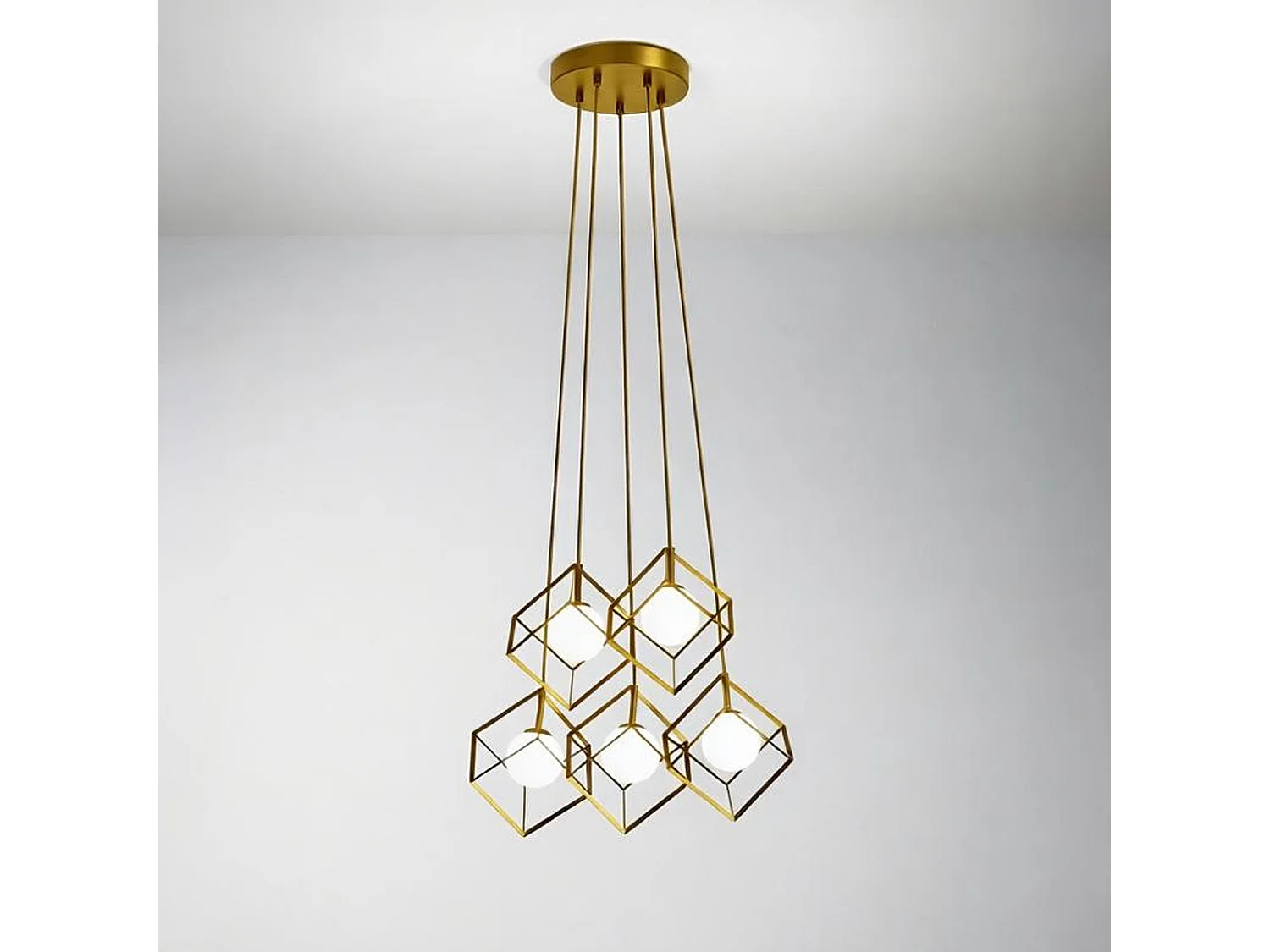 Hanglamp van matgoudkleurig metaal met witte glazen bolvormige diffuser, diameter 55 cm, 5xG9 max 28W, moderne en elegante stijl - Perenz