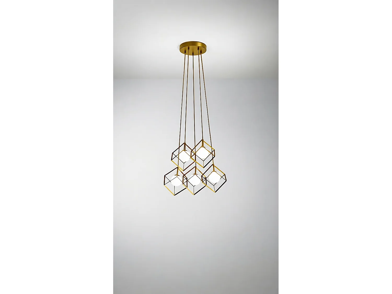 Złota matowa lampa wisząca z białym szklanym kloszem, średnica 55 cm, 5xG9 max 28W, nowoczesny i elegancki styl - Perenz oświetlenie domowe