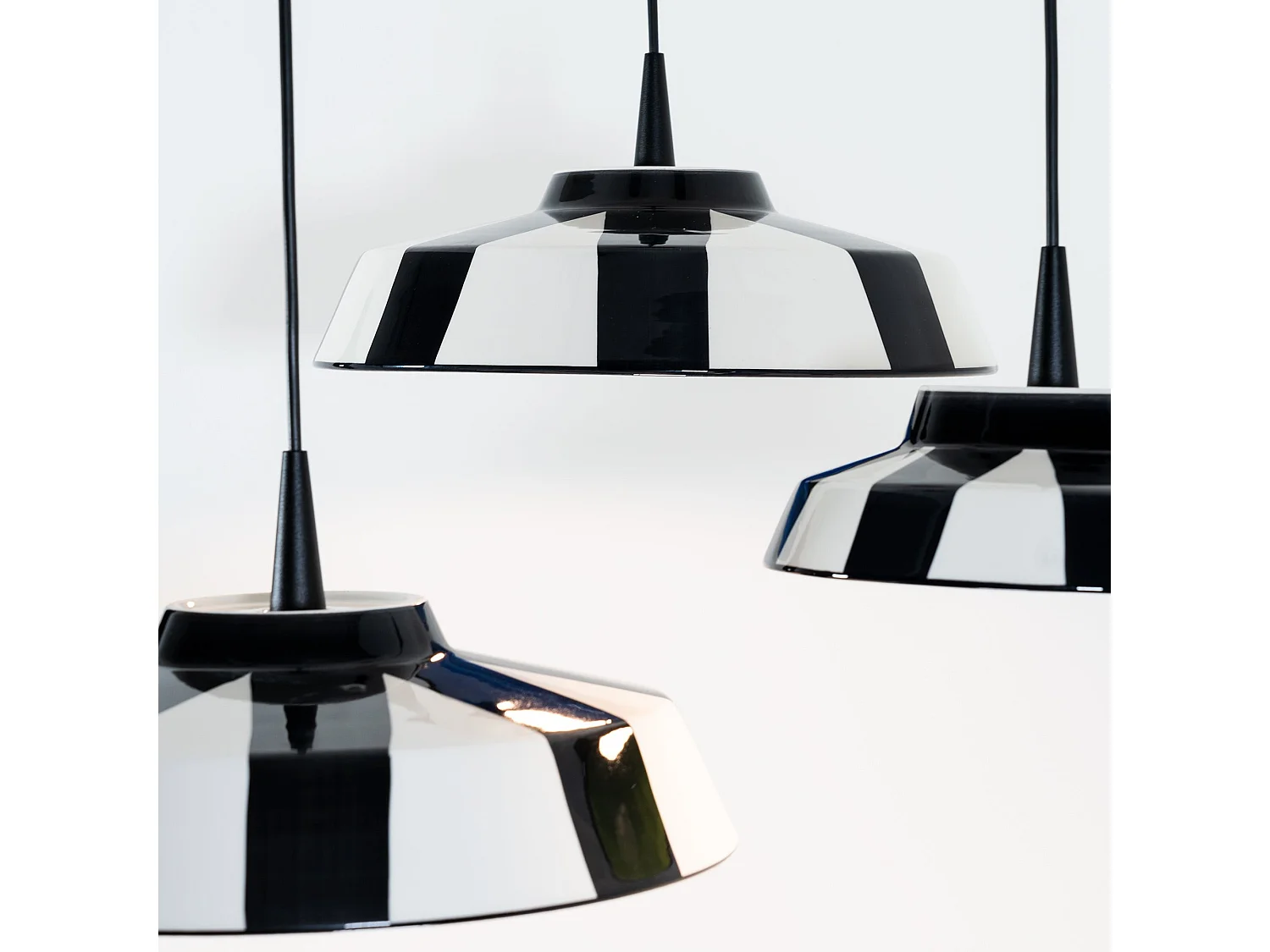 Circus pendellampe i keramik, fremstillet i Italien, 24 cm i diameter, 8W LED 2700K gul, til elegant og moderne indendørsbelysning