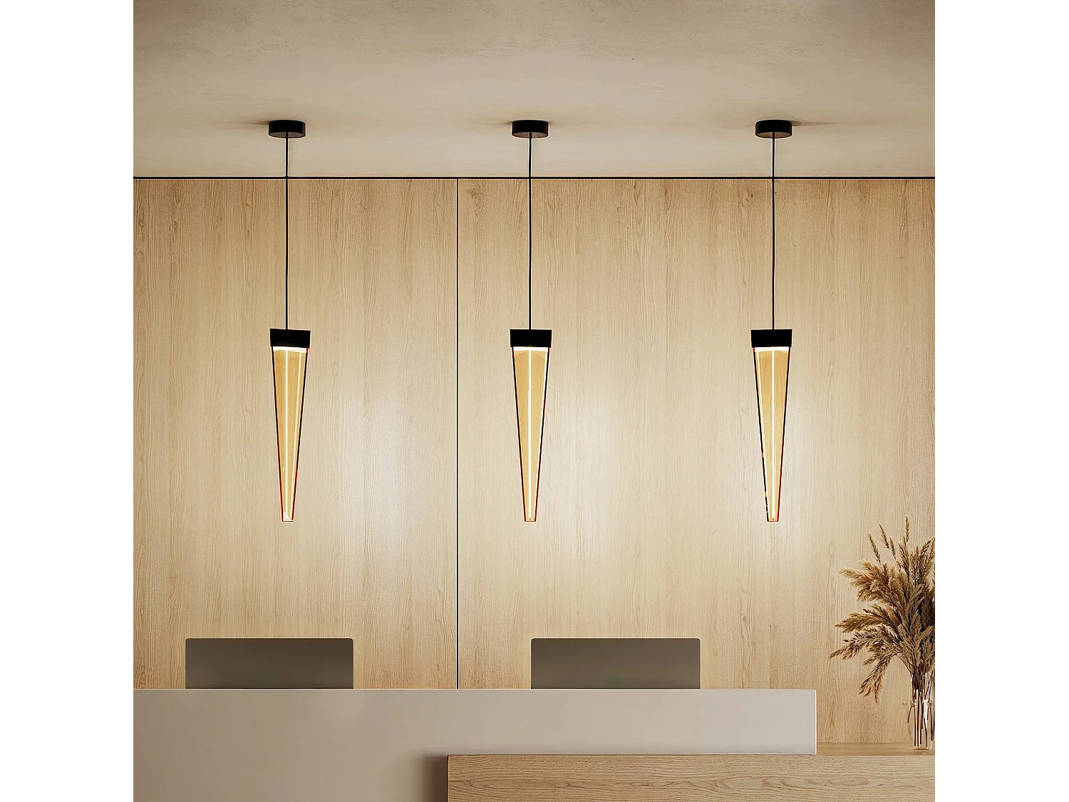 Stalactite LED-Designer-Pendelleuchte, Pyramidenform, bernsteinfarbenes Glas und poliertes schwarzes Nickelgestell, 12 W, 2700 K Beleuchtung