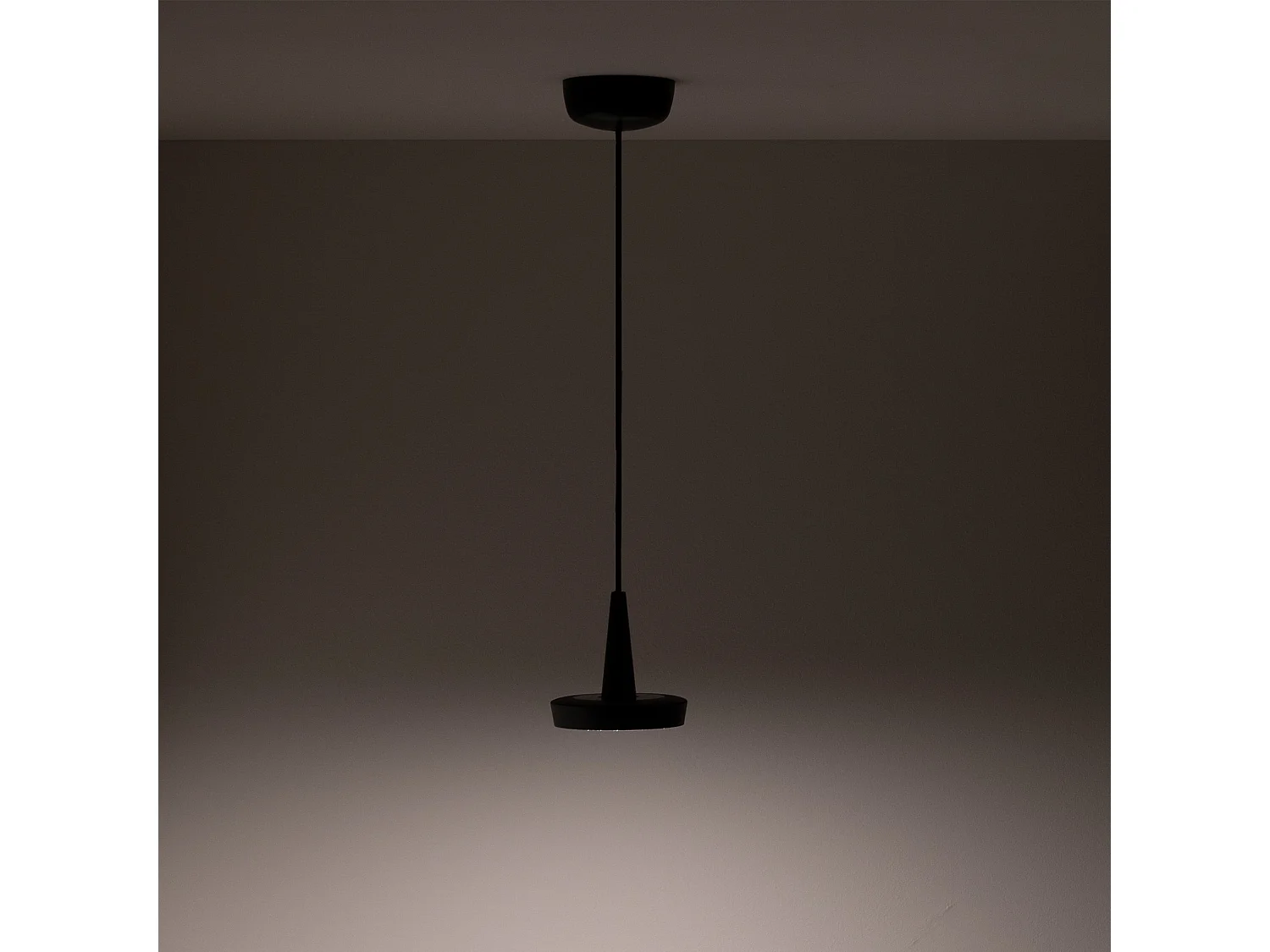 Candeeiro suspenso Baby LED em alumínio fundido preto, design moderno com regulação TRIAC, IRC 90, luz quente 3000K, ideal para interiores.