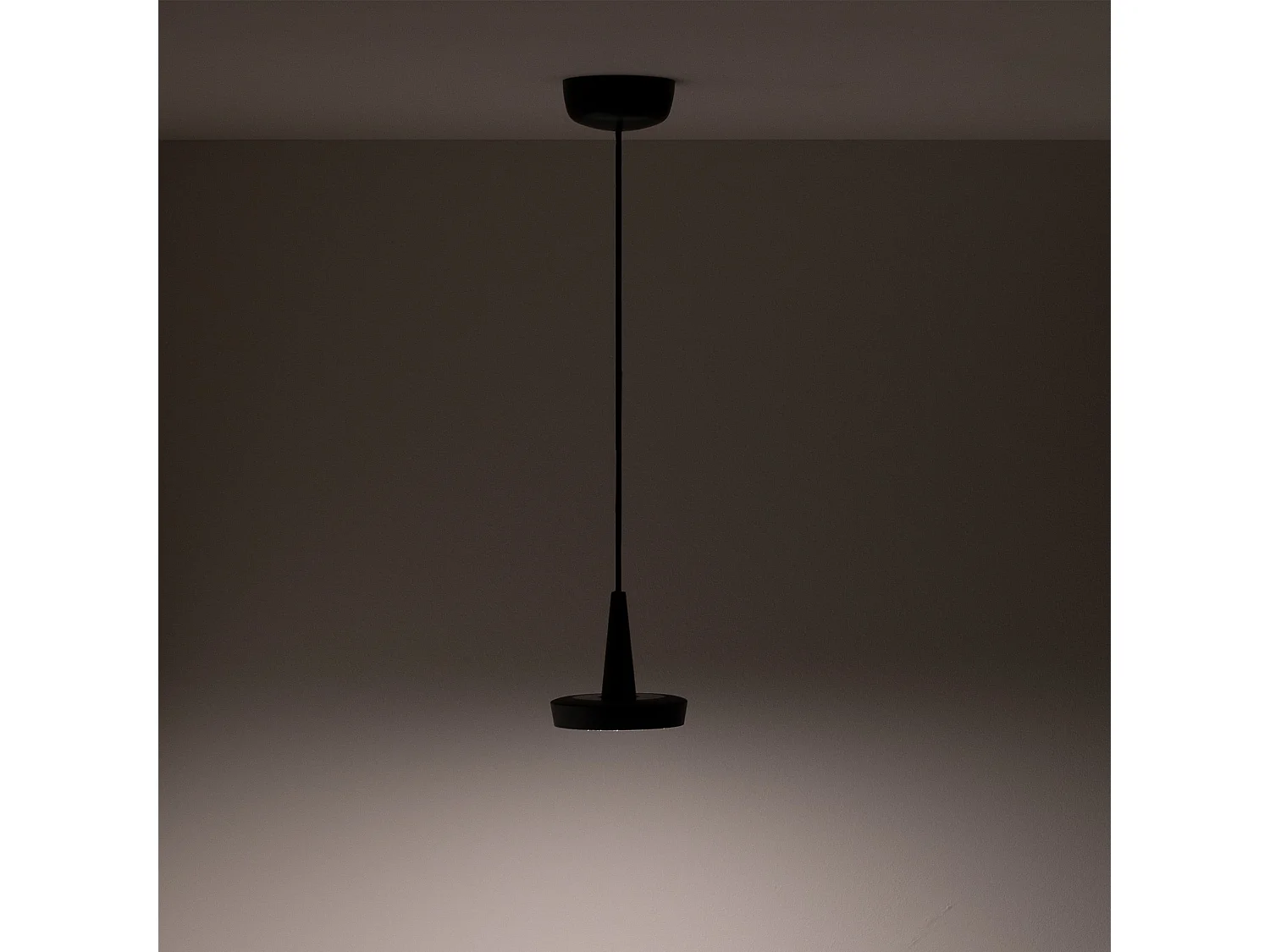 Baby LED-hanglamp in zwart gegoten aluminium, modern design met TRIAC-dimfunctie, CRI 90, warm licht 3000K, ideaal voor binnenruimtes.
