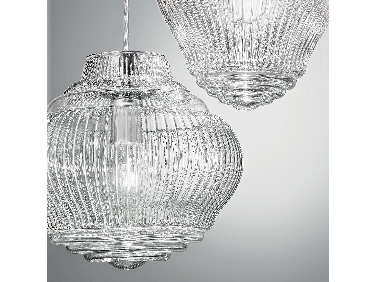 Bonnie hanglamp van transparant geblazen glas, Rigadin-afwerking, grijze metalen structuur, hoogte 313 cm, E27 fitting, perfect voor binnen.