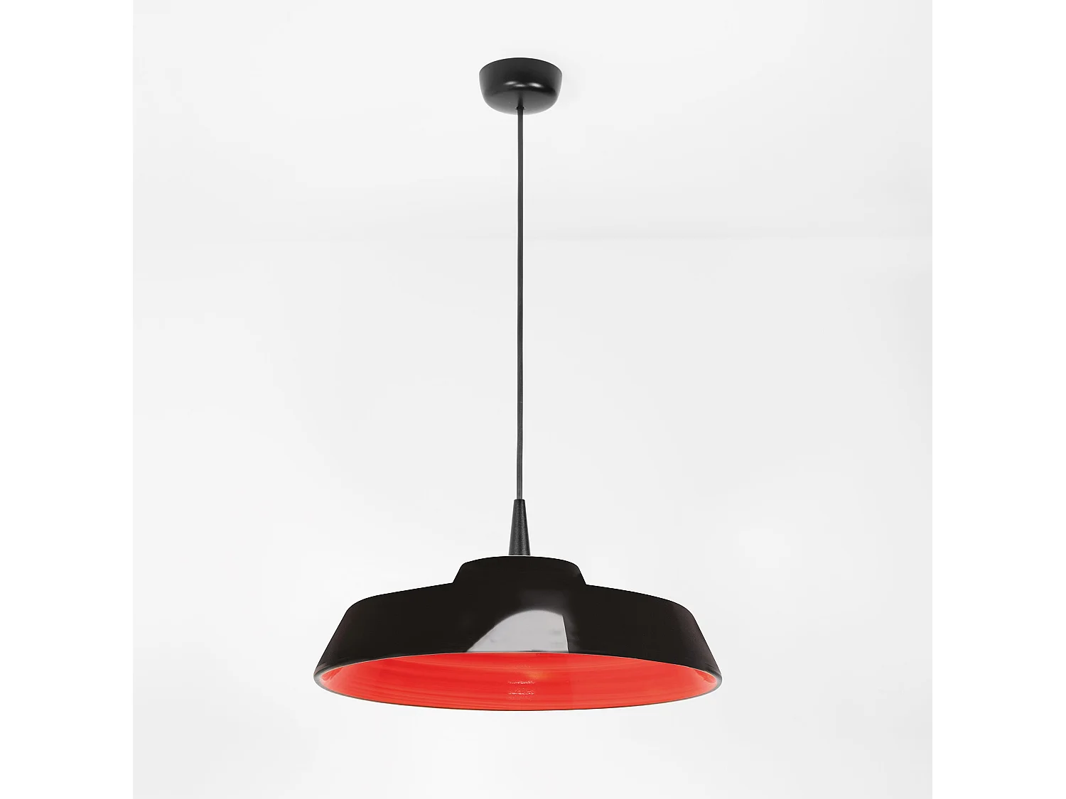 Candeeiro suspenso Circus Black LED 8W 2700K com 35 cm de diâmetro, design artesanal em cerâmica feita à mão com acabamento exterior em vermelho.