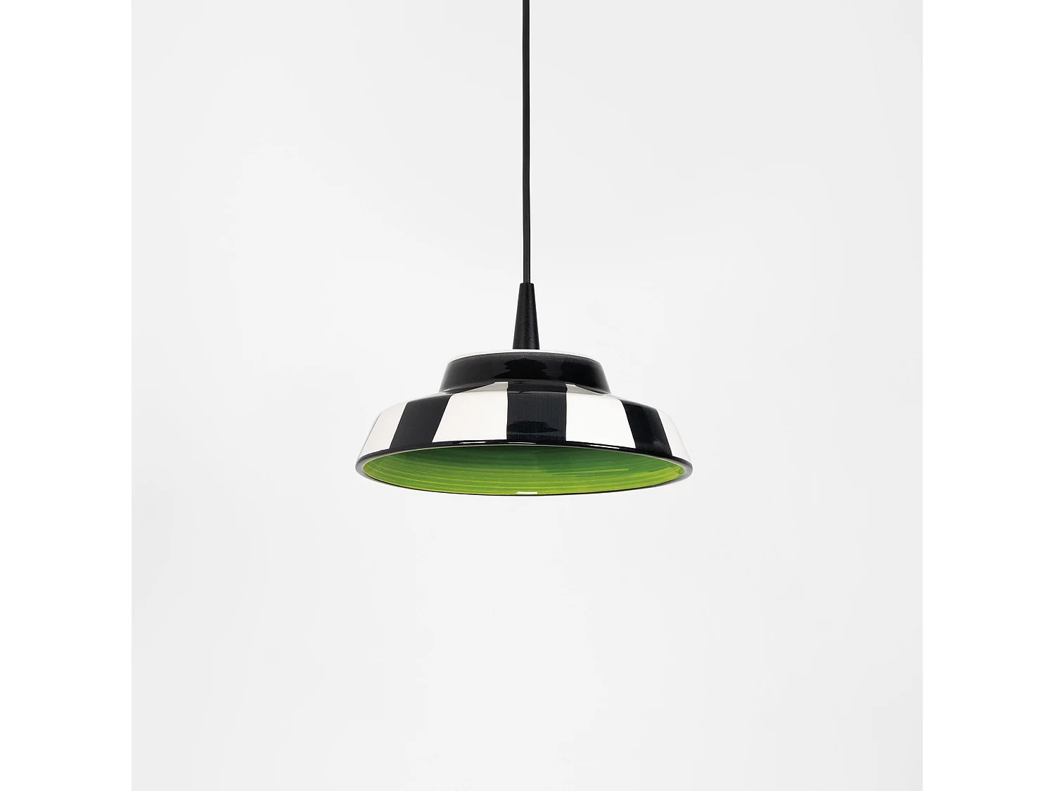 Grøn LED-pendellampe Circus af keramik, diameter 24 cm, højde 300 cm, farvegengivelsesindeks CRI 90, 8W LED-lyskilde, varm hvid (3000 K).