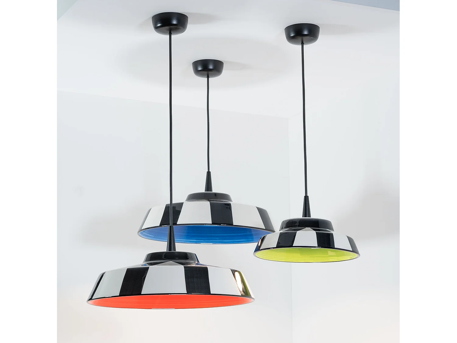 Lámpara colgante LED Circus, diseño artesanal, cerámica azul, 8W 3000K, diámetro 35 cm, con difusor decorado a rayas, fabricada en Italia, modular.