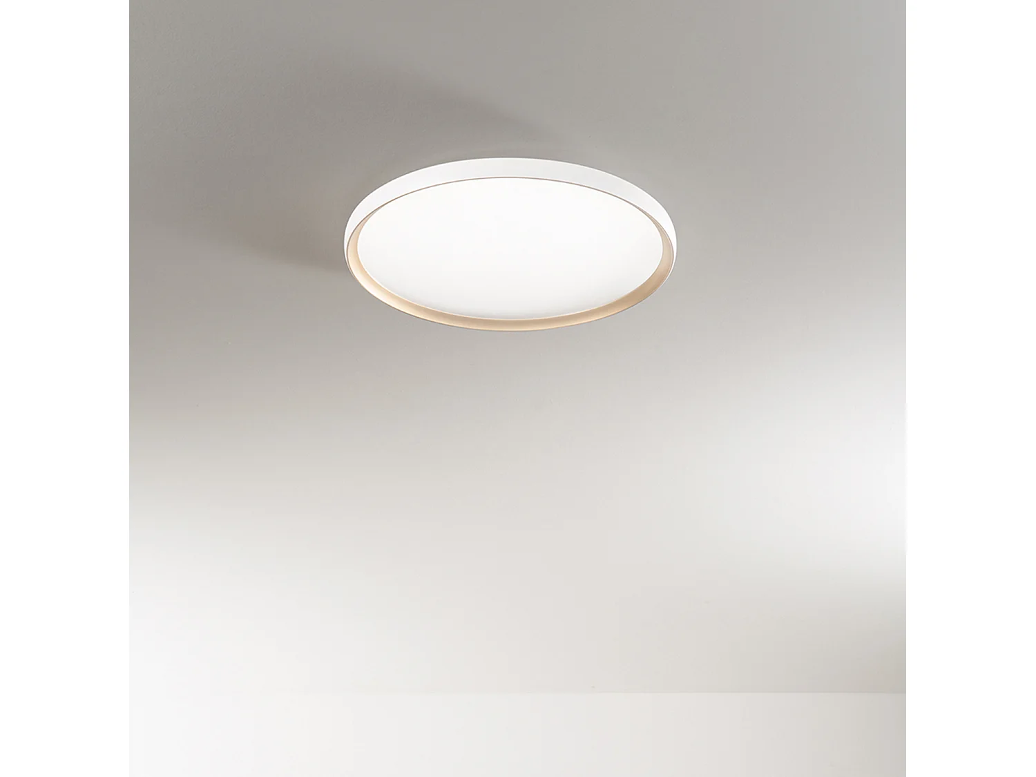 Plafon LED Circular 40W em Metal Branco Mate e Ouro Mate, Regulável CCT 3000K-4000K-6000K, Difusor Acrílico Acetinado - Perenz, Diâmetro de 50cm