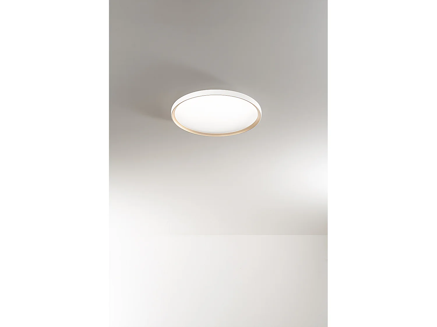 Plafon LED Circular 40W em Metal Branco Mate e Ouro Mate, Regulável CCT 3000K-4000K-6000K, Difusor Acrílico Acetinado - Perenz, Diâmetro de 50cm