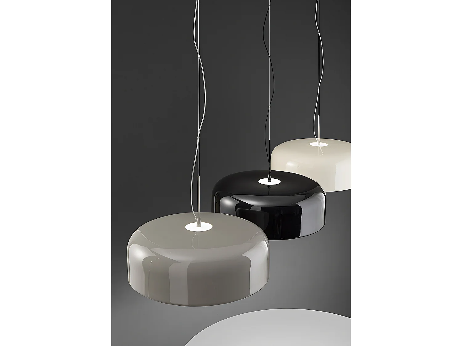 Metalpendellampe, højglans sort RAL 9005 med integreret, dæmpbar LED-teknologi (50 W farvetemperatur), diameter 60 cm - Perenz