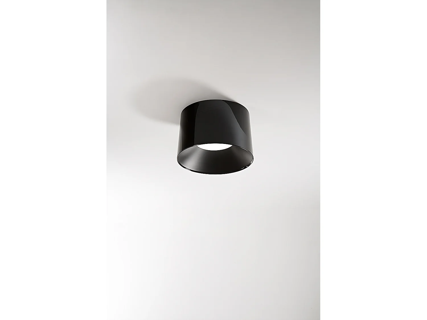 Candeeiro de teto LED suspenso cilíndrico em metal preto brilhante, 36W, tecnologia CCT regulável, diâmetro 50 cm - Perenz, design moderno.