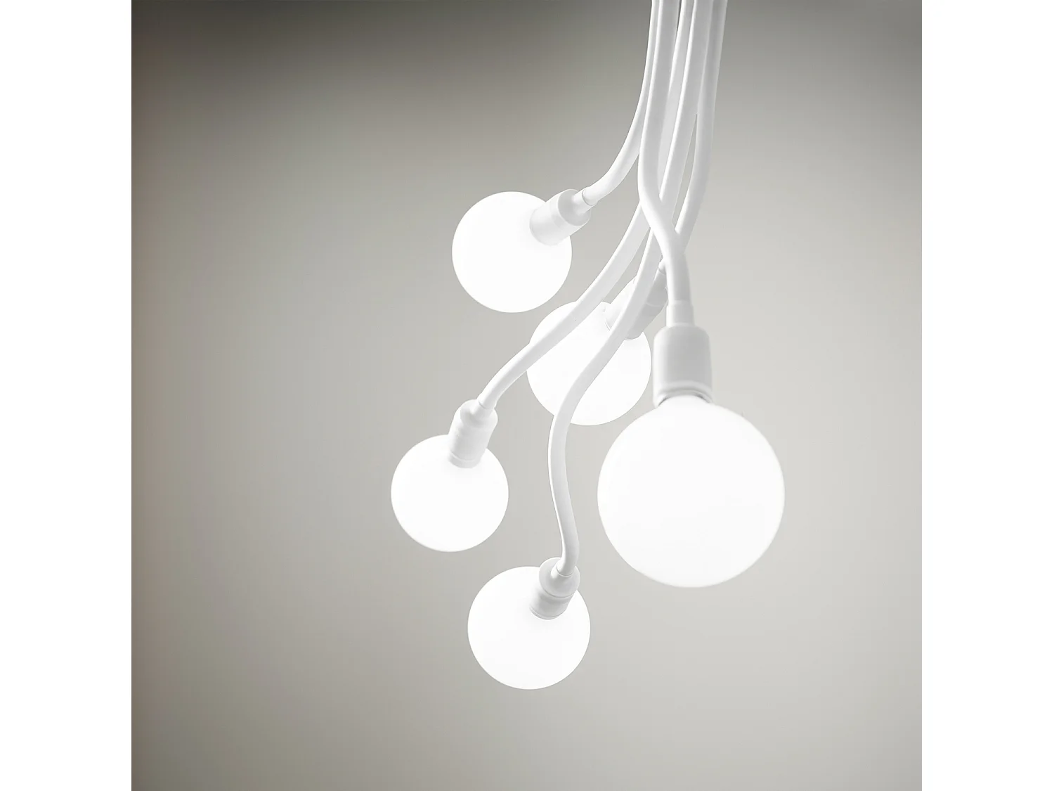 Plafonier em borracha série 6678 cor Branco, diâmetro 39 cm, altura 81 cm, casquilho 3xE27 máx 60W, design moderno e elegante da marca Perenz.
