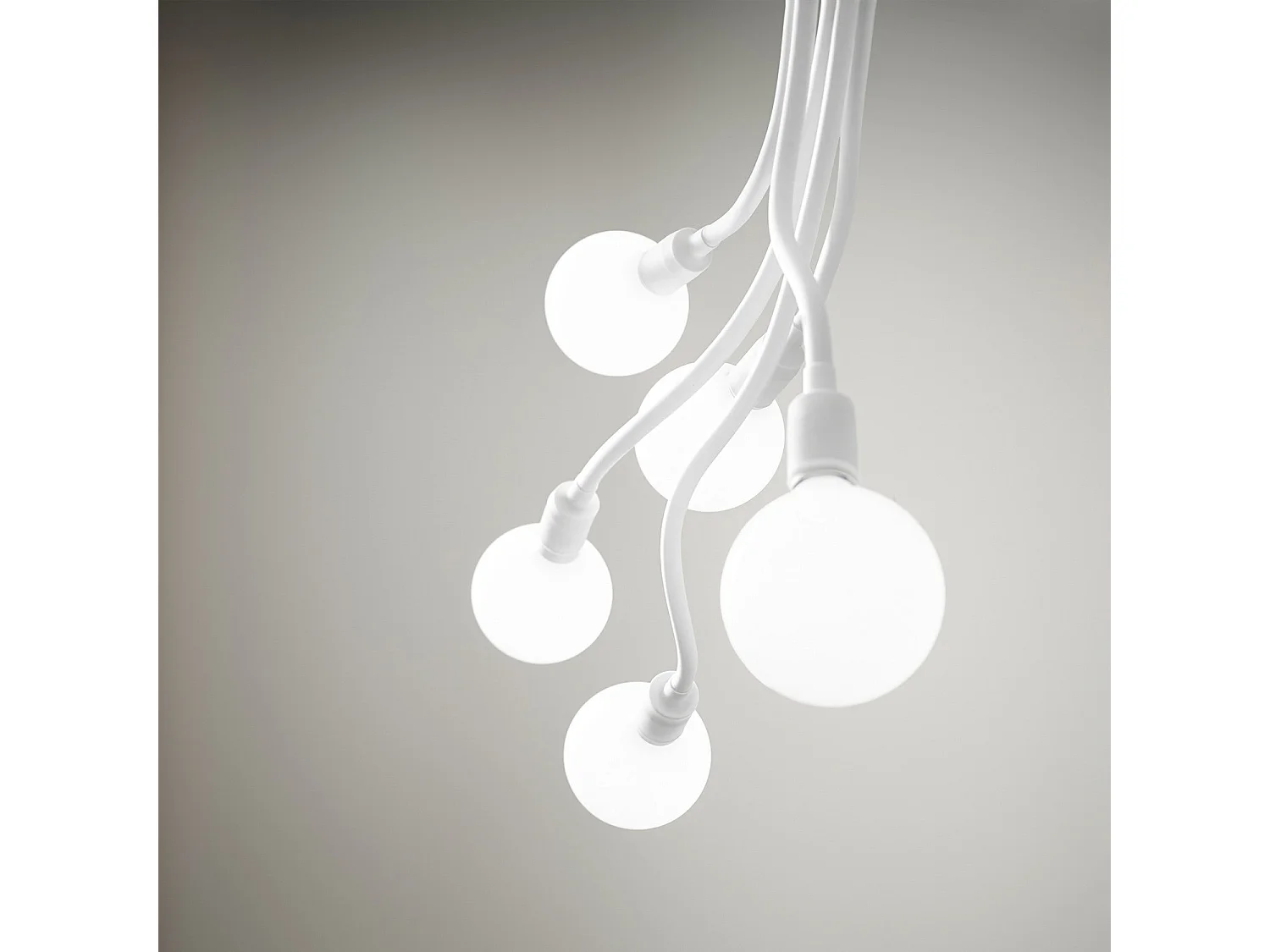Plafonier em borracha série 6678 cor Branco, diâmetro 39 cm, altura 81 cm, casquilho 3xE27 máx 60W, design moderno e elegante da marca Perenz.
