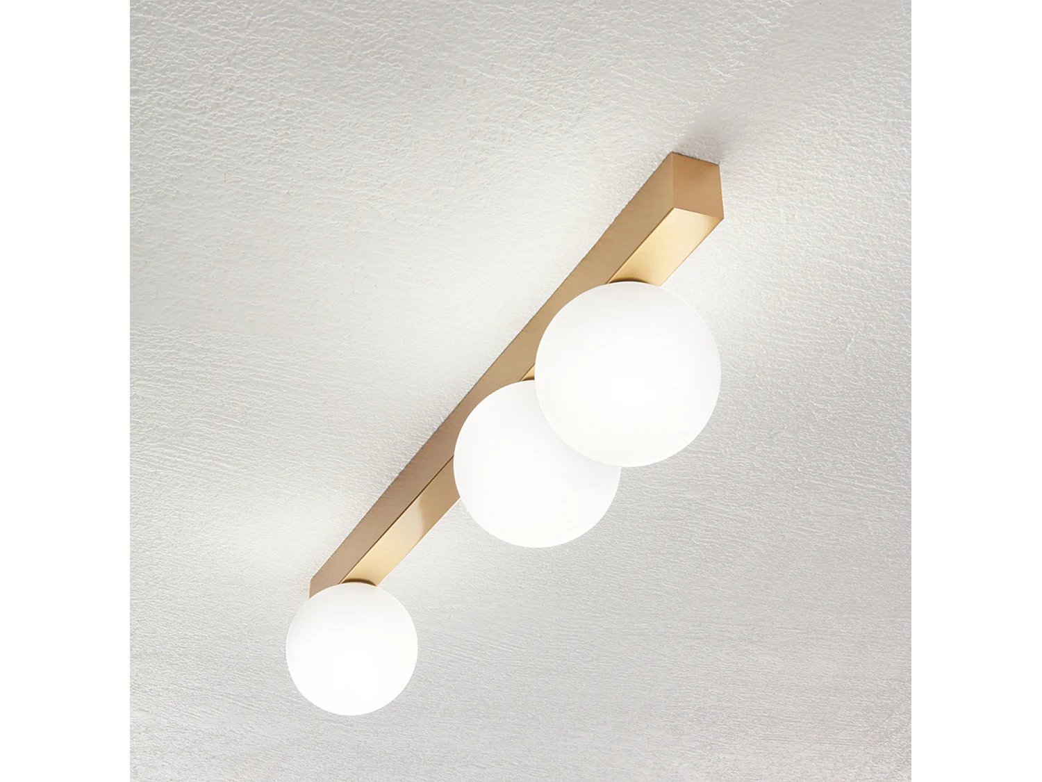 Moderne plafondlamp met 3 lichtpunten in matgoudkleurig metaal met bolvormige diffusers van wit geëtst glas - Elegant design 60 cm - Perenz
