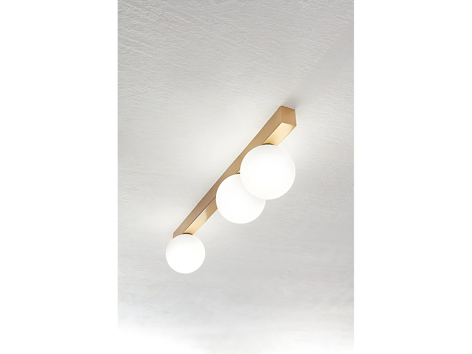 Plafoniera Moderna a 3 Luci in Metallo Oro Opaco con Diffusori Sferici in Vetro Bianco Acidato - Design Elegante 60 cm - Perenz