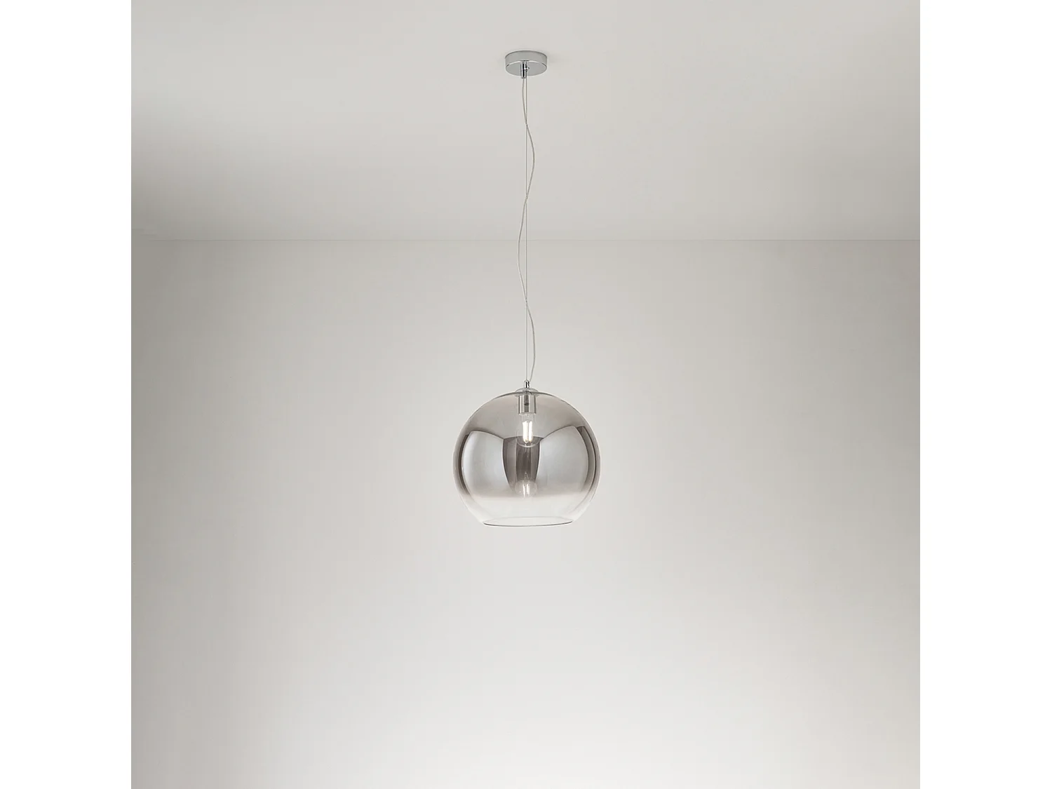 Pendelleuchte aus rauchfarbenem, mundgeblasenem Glas mit poliertem Chrom- und Aluminiumgestell, E27-Fassung, Durchmesser 35 cm - Perenz