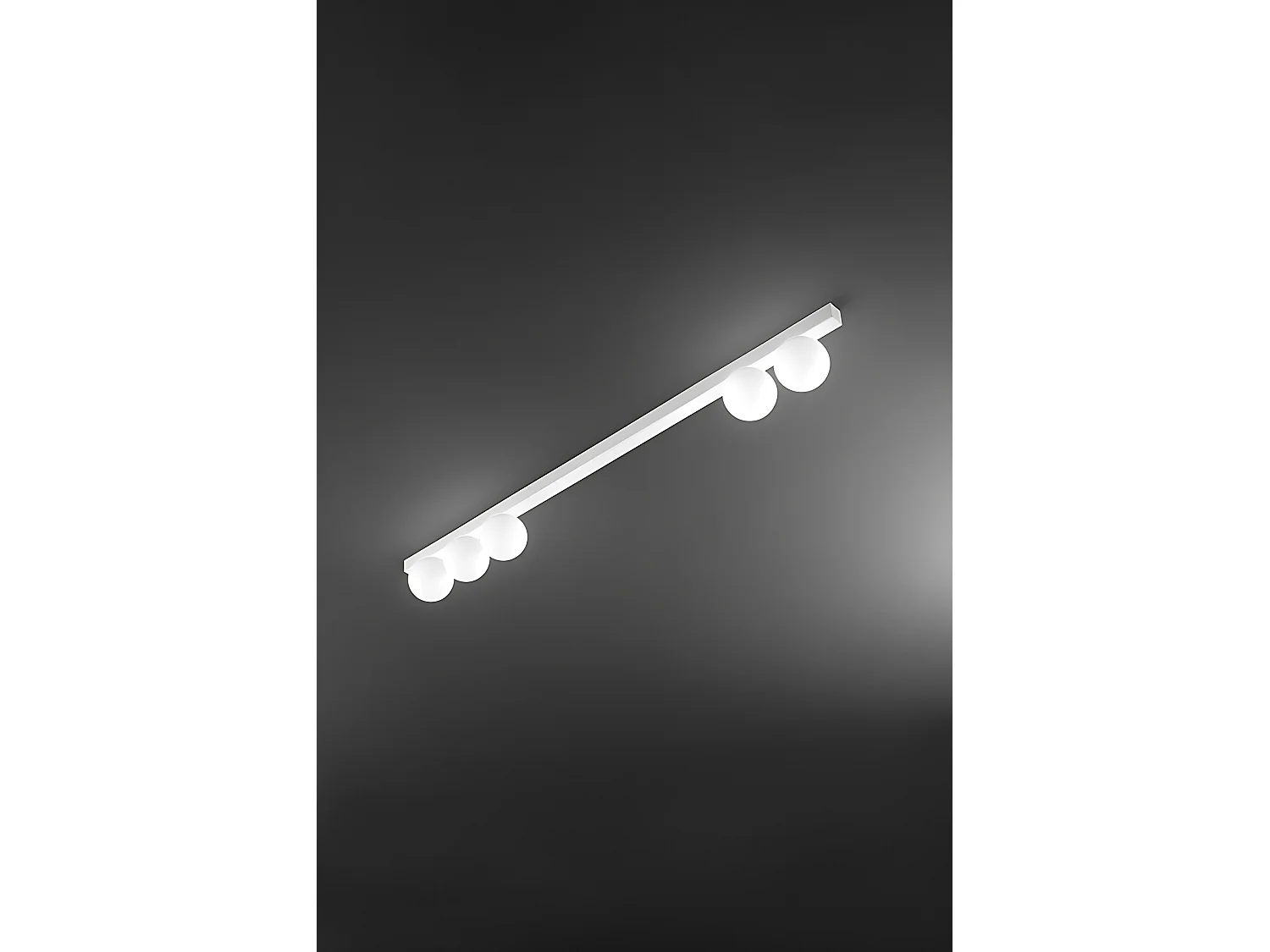 Plafonite 10S48482 em metal branco mate com 5 difusores esféricos em vidro soprado branco ácido - Design moderno e elegante da marca Perenz
