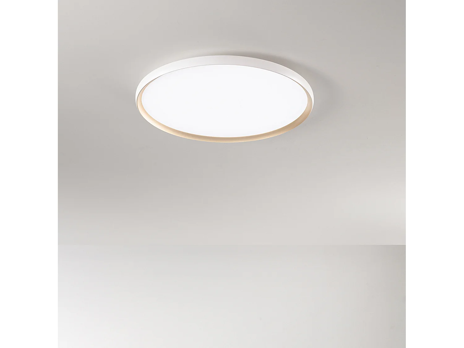 Plafonier LED Circular em Metal Branco Mate e Ouro, 45W CCT Regulável, Diâmetro 58,5 cm, Iluminação de Interiores de Design Elegante - Perenz