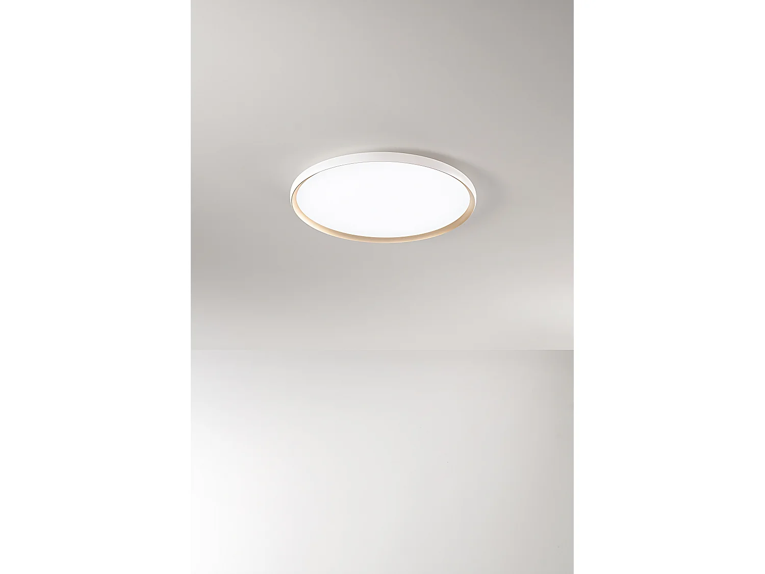 Plafonier LED Circular em Metal Branco Mate e Ouro, 45W CCT Regulável, Diâmetro 58,5 cm, Iluminação de Interiores de Design Elegante - Perenz