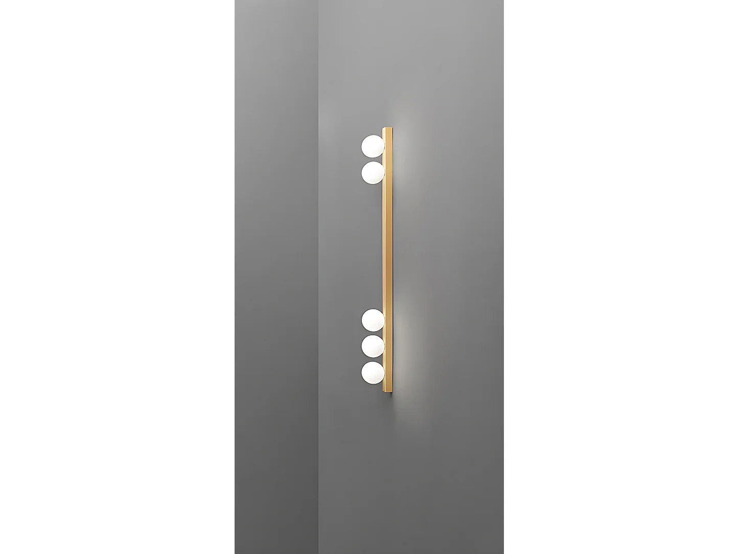 Plafoniera 10S48482 in metallo color oro opaco con 5 diffusori sferici in vetro soffiato bianco acidato - Design moderno ed elegante - Perenz