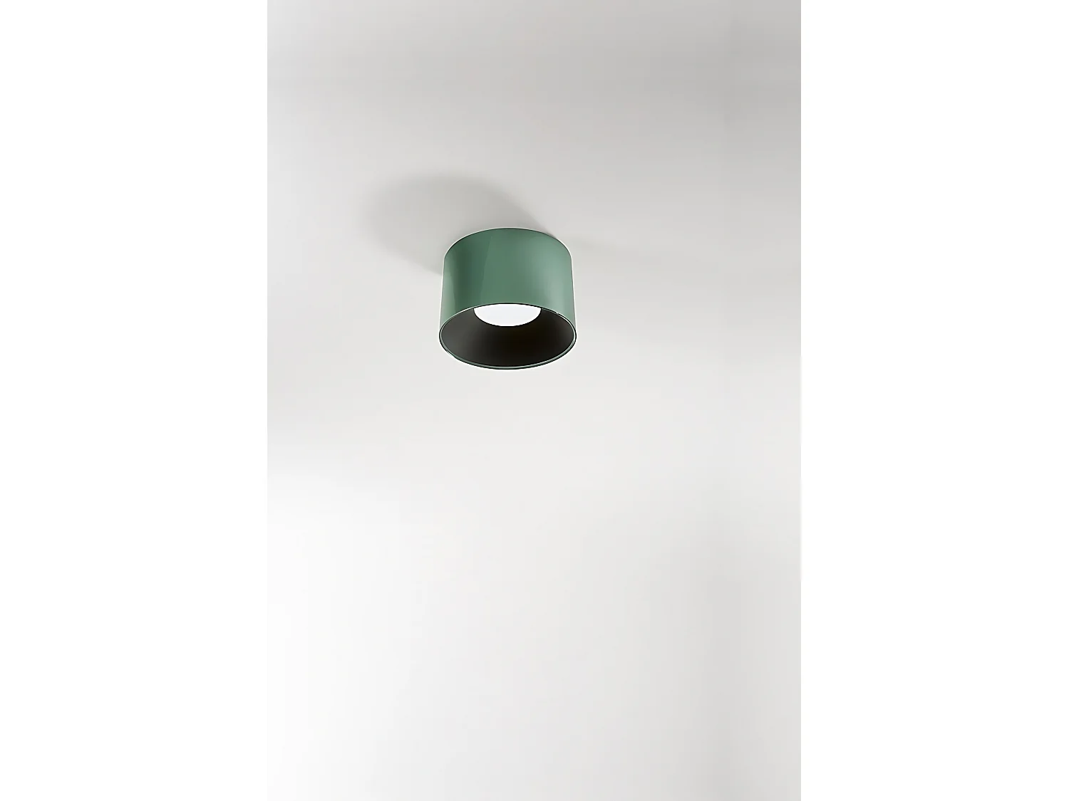 Nowoczesny plafon LED cylindryczny, zielony metal połysk, 24W ściemnialny CCT, średnica 35 cm, wysoka wydajność CRI 80 - marka Perenz oświetlenie