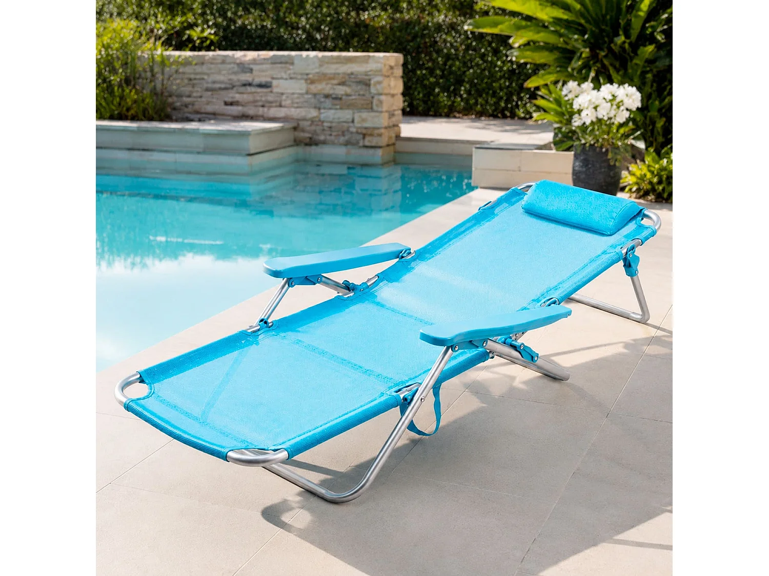 Spiaggina Pieghevole Con Telaio In Alluminio Seduta In Textilene Poggiatesta Integrato Braccioli Ergonomici Campeggio Outdoor 53 x 62 x 77 Cm Azzurro