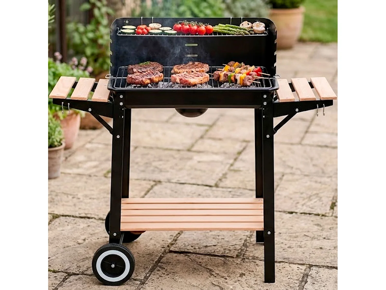 Barbecue A Carbone Con Griglia E Paravento Antivento Ripiani Laterali Legno Ganci Porta Utensili E Ruote Ideale Giardino Campeggio 94 x 40 x 84 Cm Nero
