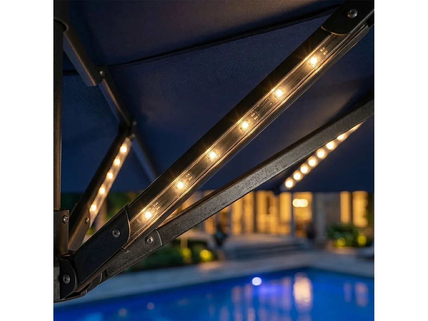 Ombrellone Decentrato 3x3 Metri Con Luci LED Solari Inclinabile Con Manovella Camino Antivento Zona Ombra Per Giardino Terrazza Patio E Piscina 300x250 Cm Blu