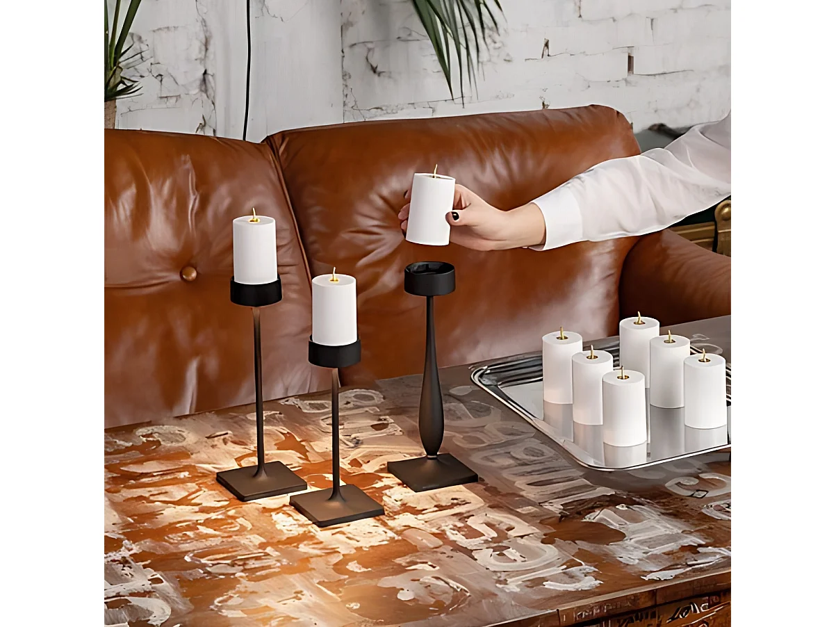 Candeeiro de mesa Perpetua Wireless Midi em alumínio vermelho com bateria magnética removível e sistema LED regulável de alto desempenho.
